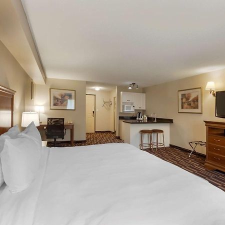Best Western Plus Orillia Hotel Экстерьер фото