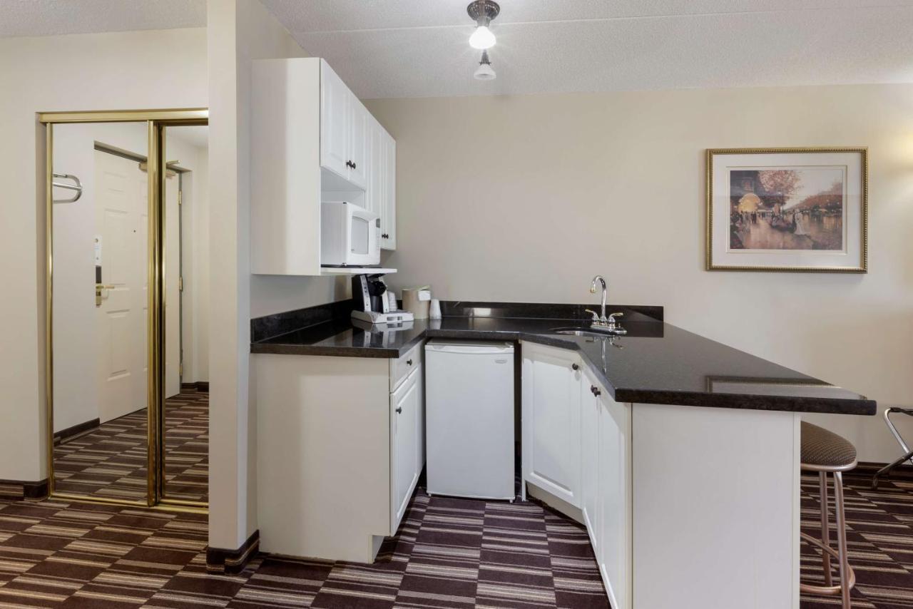 Best Western Plus Orillia Hotel Экстерьер фото